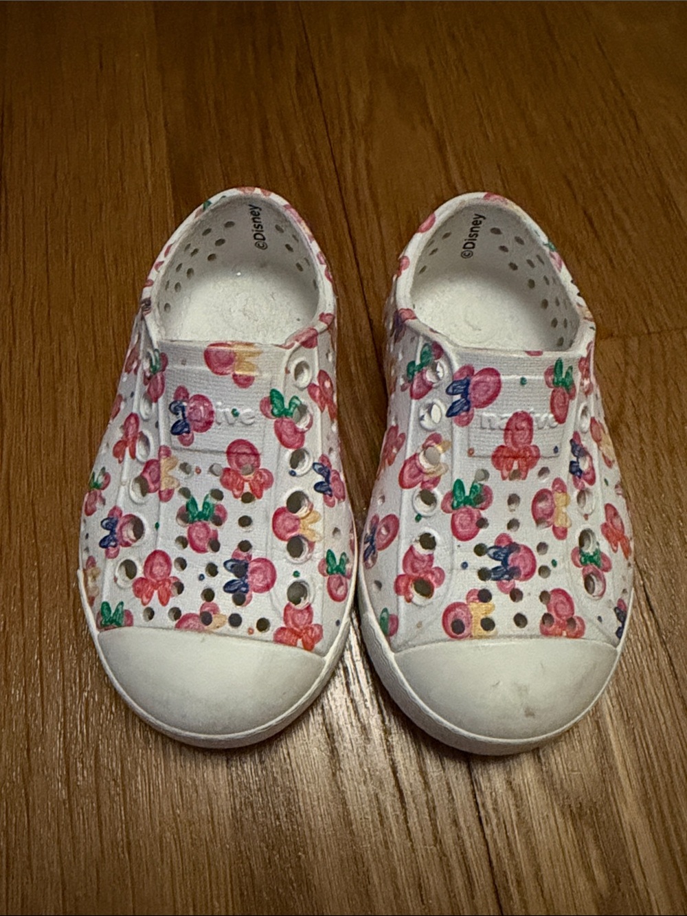 Native Kids White Slip-On Water Shoes with Minnie Mouse Print